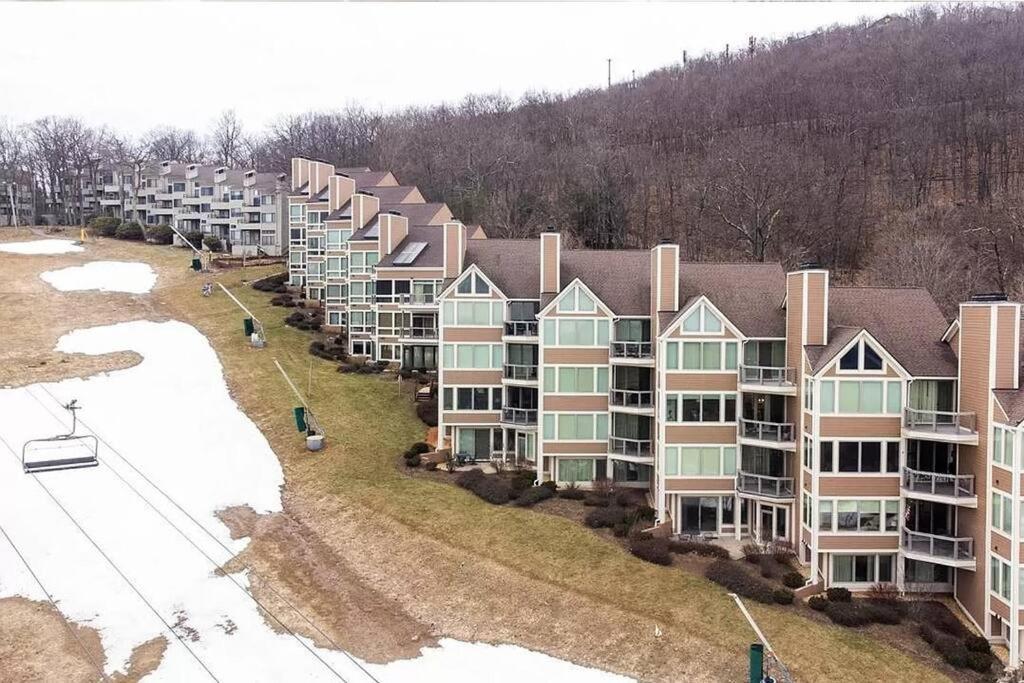 Diamond Adventure Slope Side With Foosball And Arcade At Wintergreen Resort エクステリア 写真